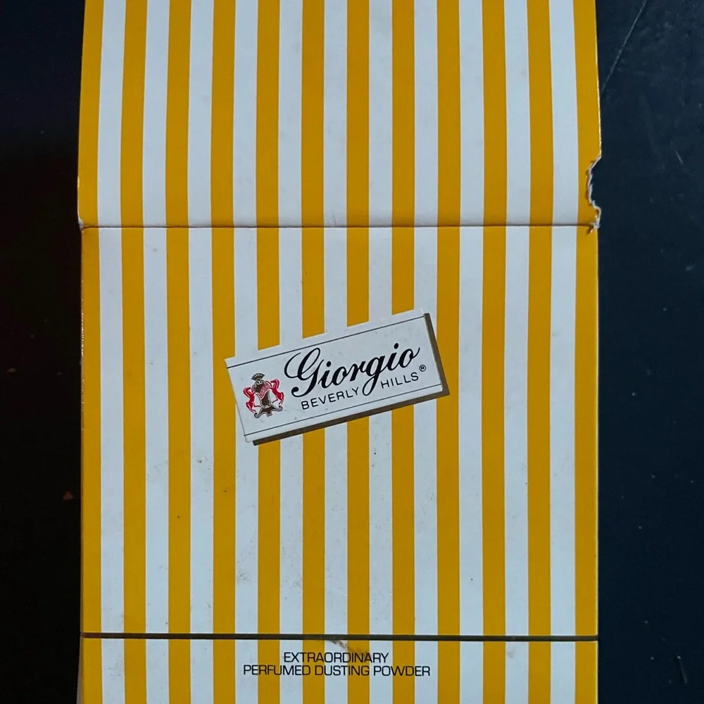 Giorgio Beverly Hills Extraordinary Perfumed Dusting Powder - Yellow Stripes - Picture 2 of 7